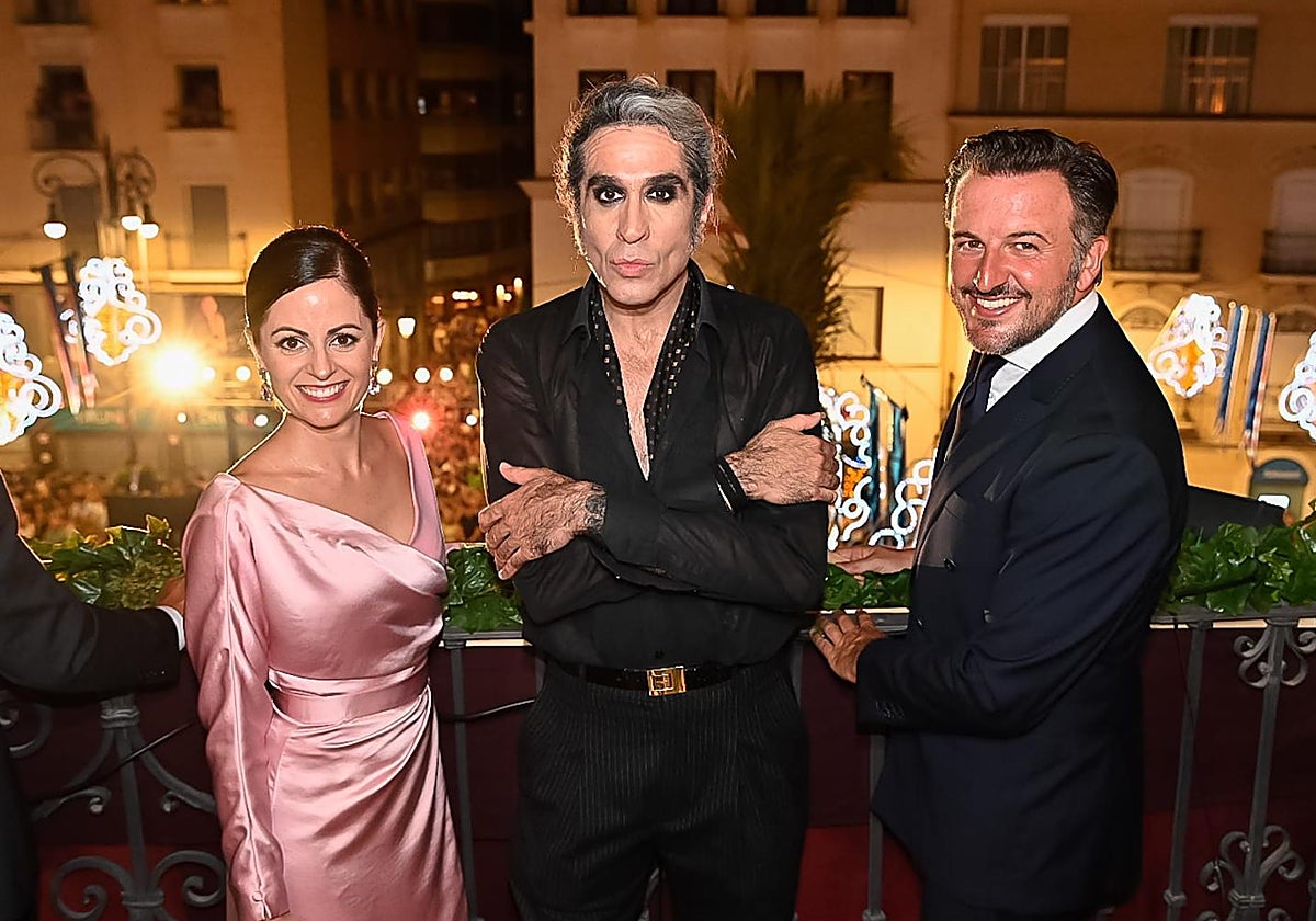 Mario Vaquerizo, entre el alcalde de Elche, Pablo Ruz, y la concejal de Festejos, Inma Mora