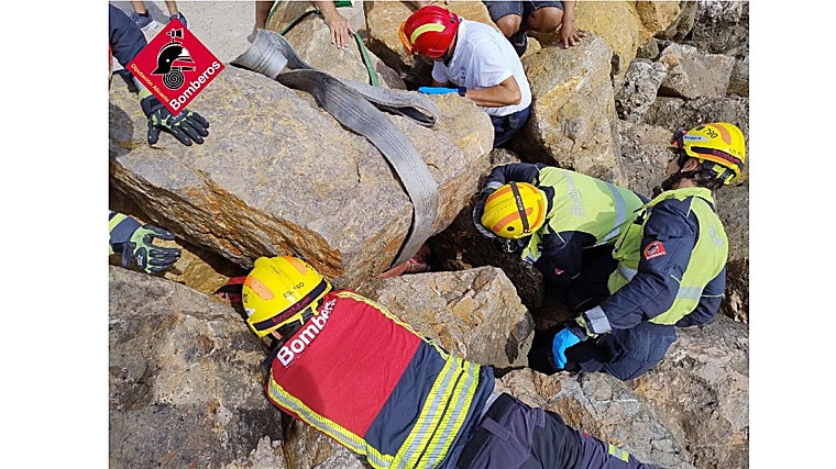 El angustioso rescate de un hombre sepultado bajo enormes rocas en la ...
