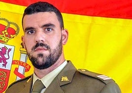 Un sargento del Regimiento 'La Reina' de Córdoba salva a un conductor atrapado en un coche en llamas