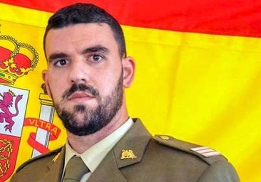 Un sargento del Regimiento 'La Reina' de Córdoba salva a un conductor atrapado en un coche en llamas
