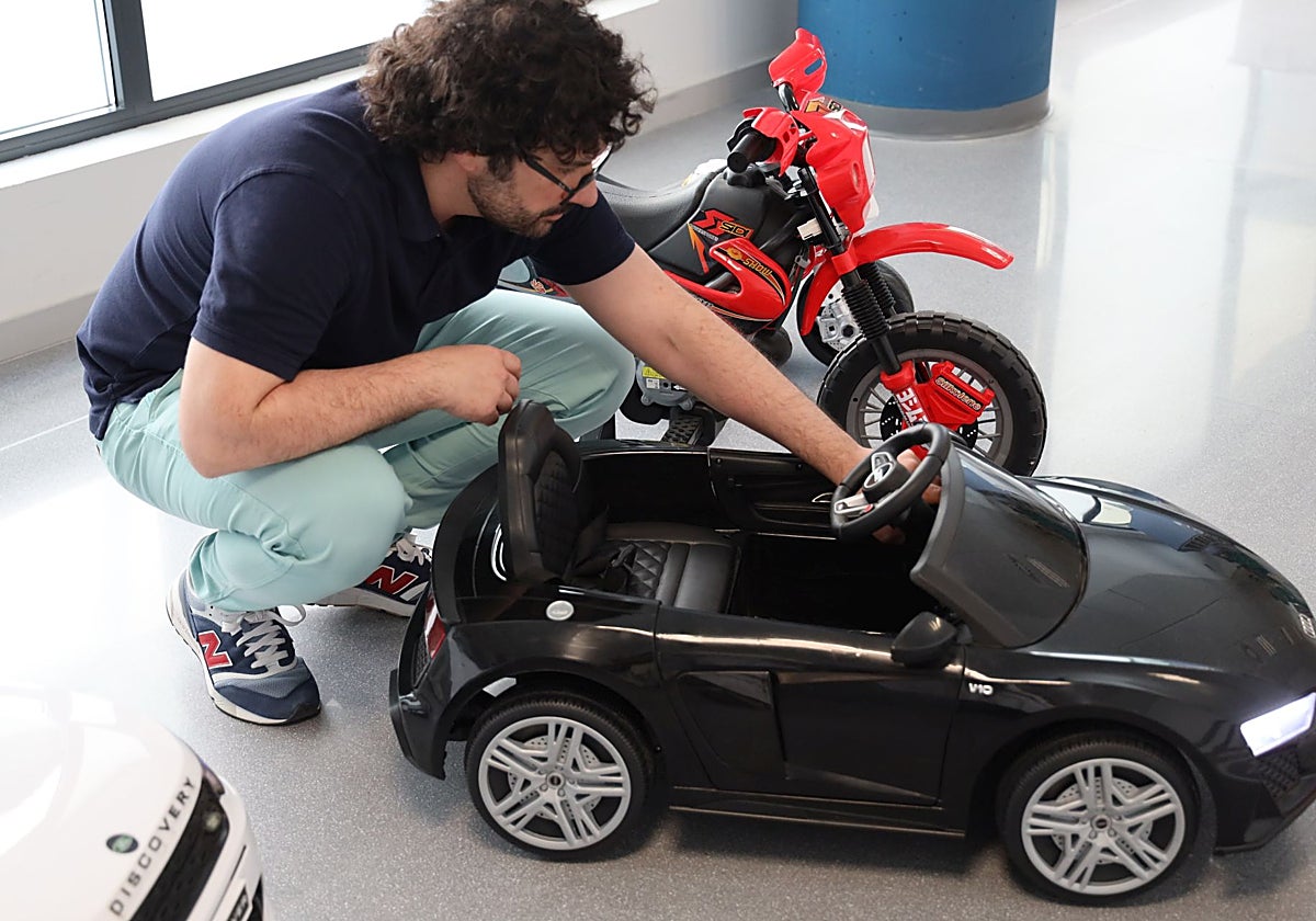 En la imagen, dos de estos vehículos incorporados al Hospital Universitario de Toledo