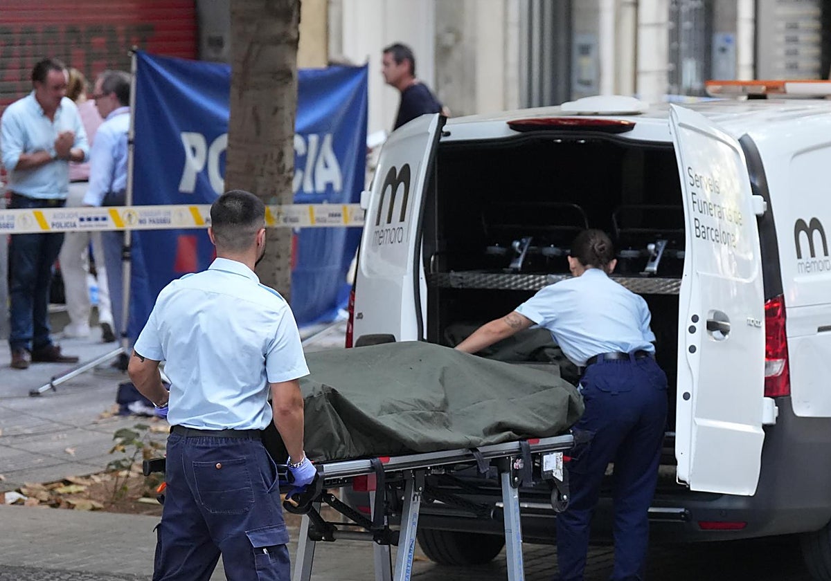 Empleados de la funeraria trasladan el cadáver del fugitivo serbio ejecutado en el centro de Barcelona, el pasado 15 de julio