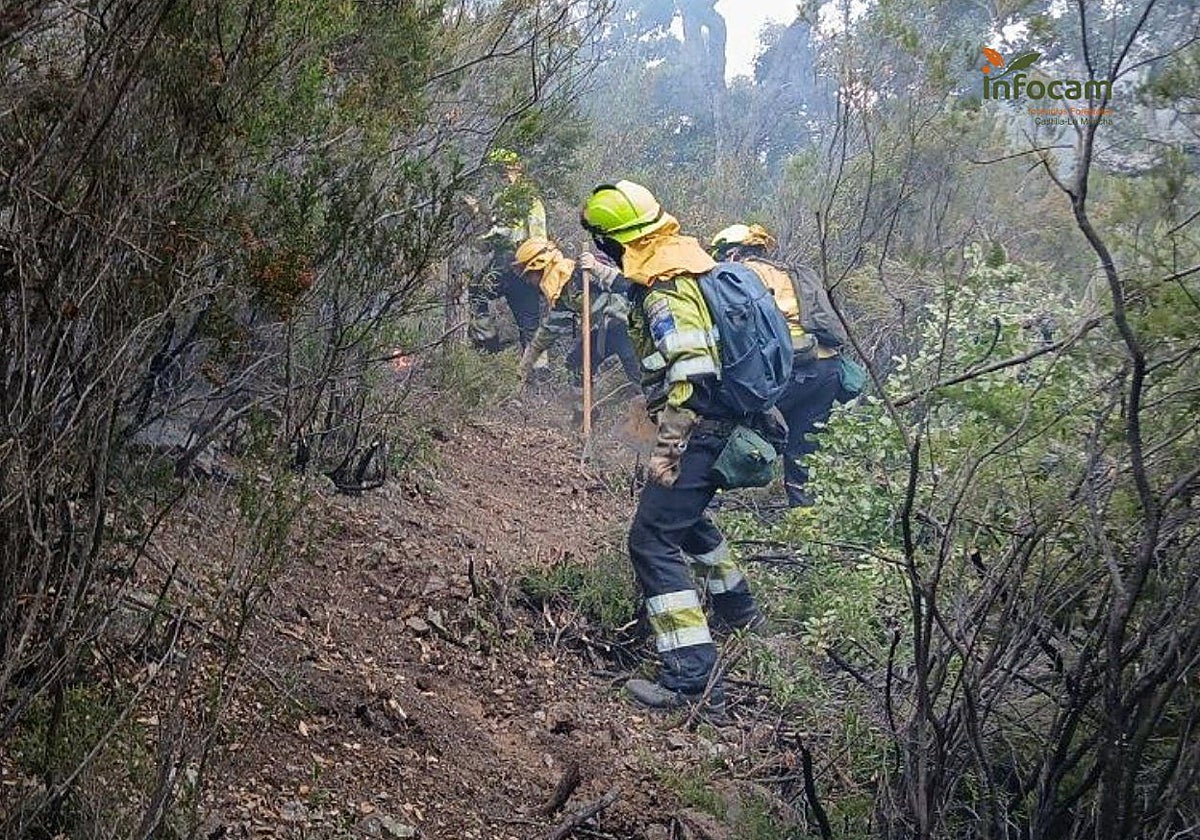 Agentes trabajan en la extinción del incendio forestal del Brazatortas, Ciudad Real