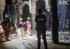 Los bomberos vigilan toda la madrugada la zona del incendio extinguido en la Mezquita de Córdoba