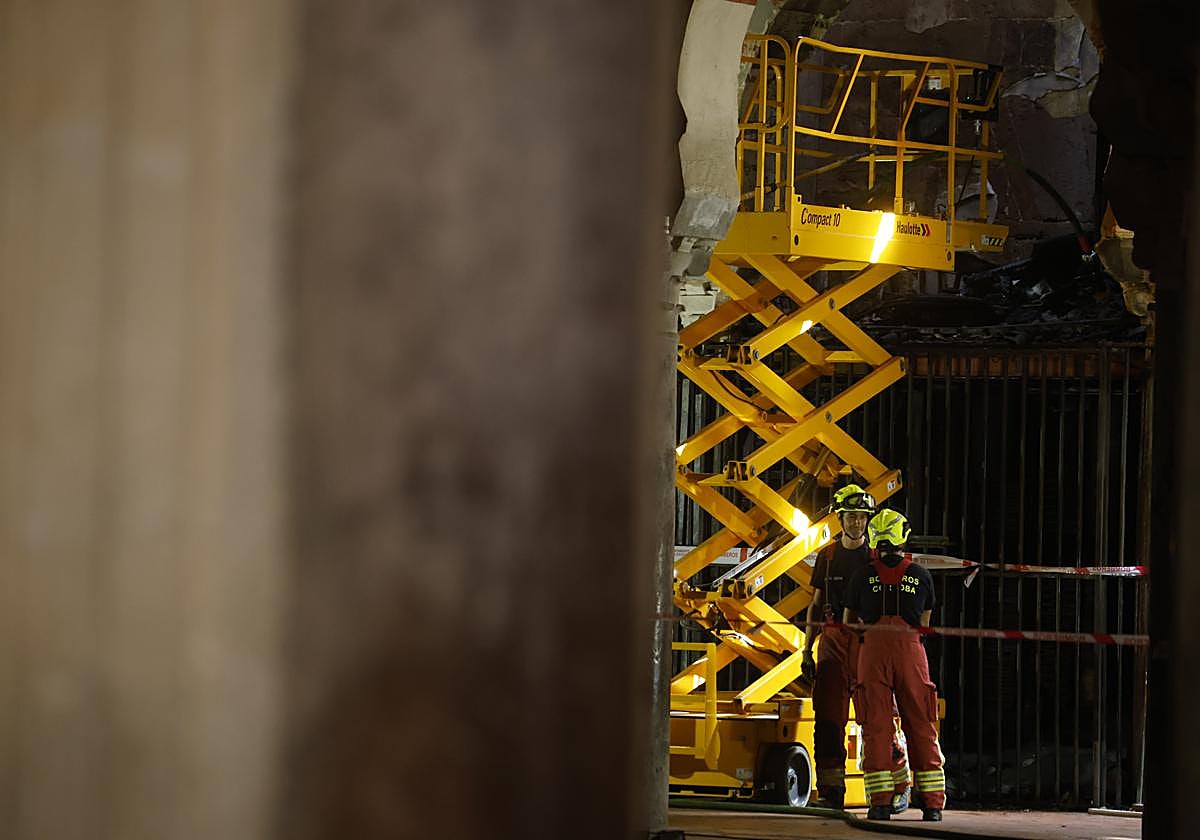 Los bomberos, este sábado trabajando en la Mezquita-Catedral