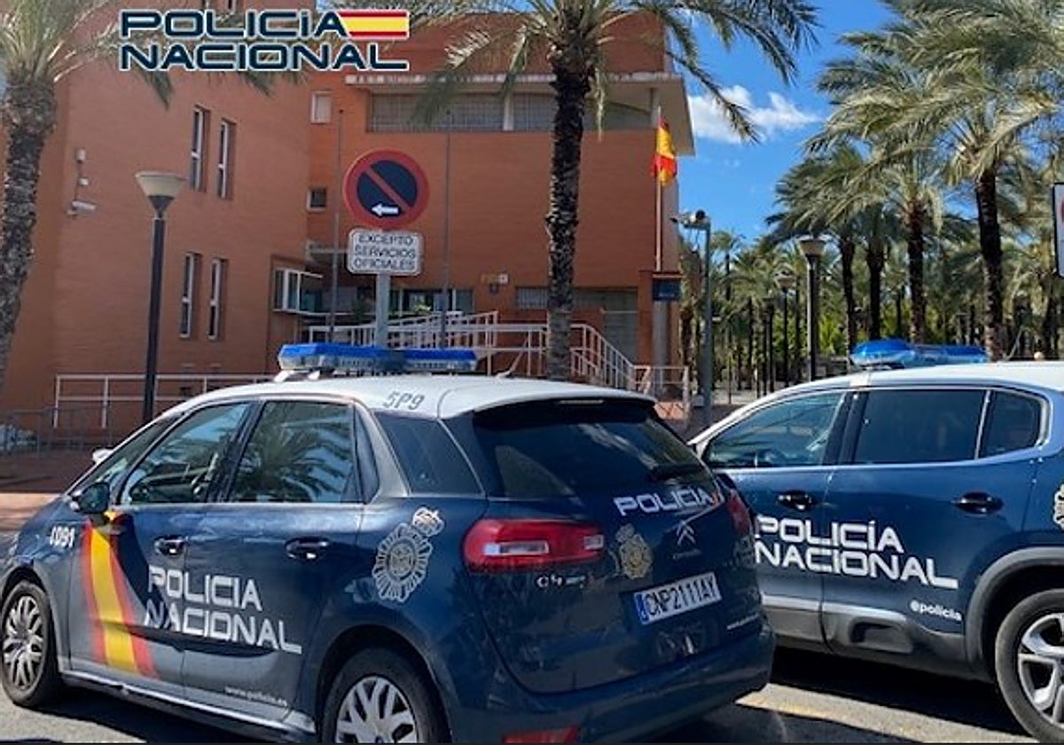 Coches patrulla aparcados junto a la Comisaría de Elche