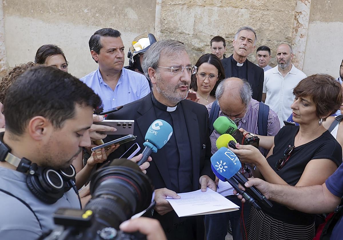 El presidente deán del Cabildo de la Catedral, este sábado durante su comparecencia
