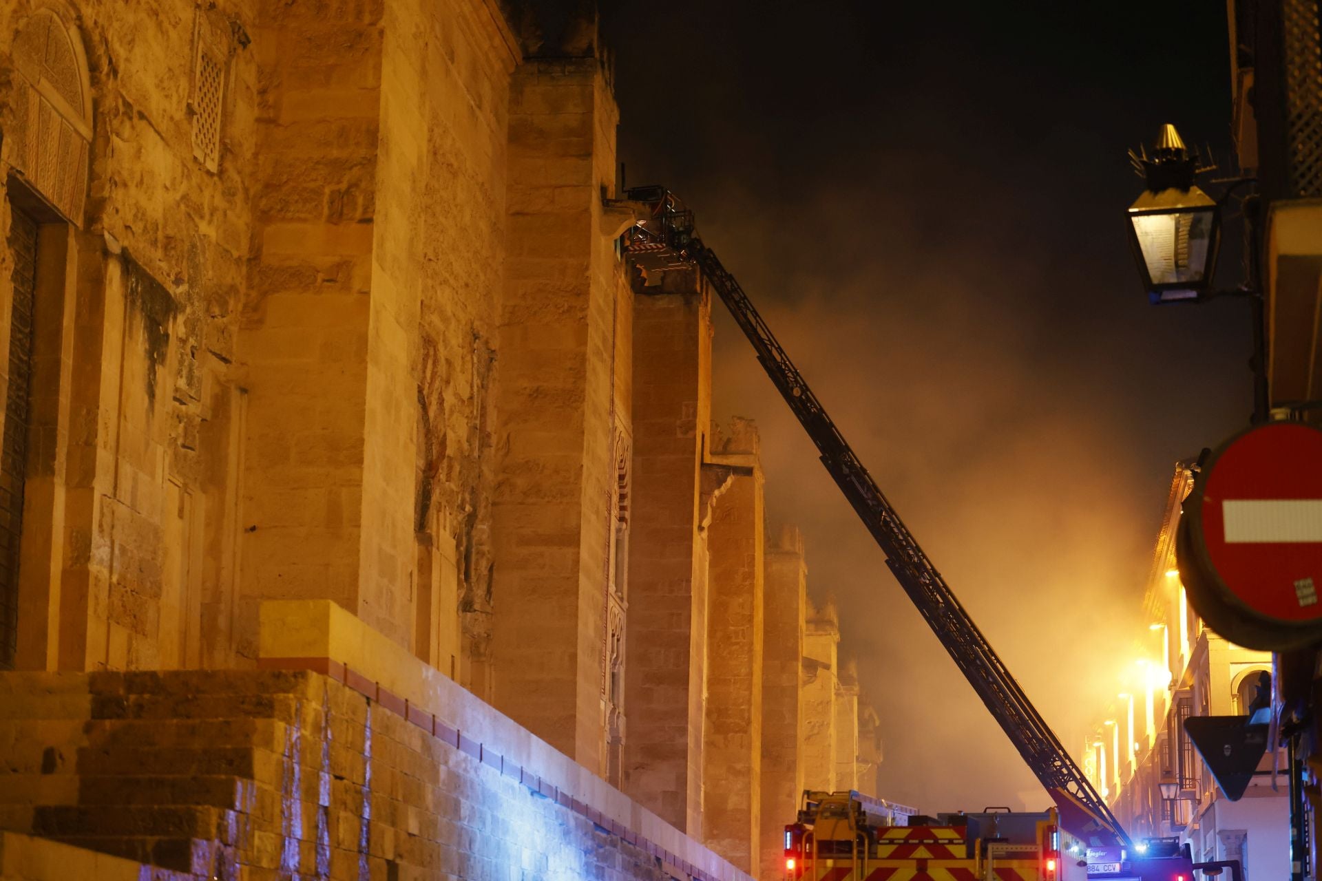Las imágenes del inquietante incendio en la Mezquita de Córdoba