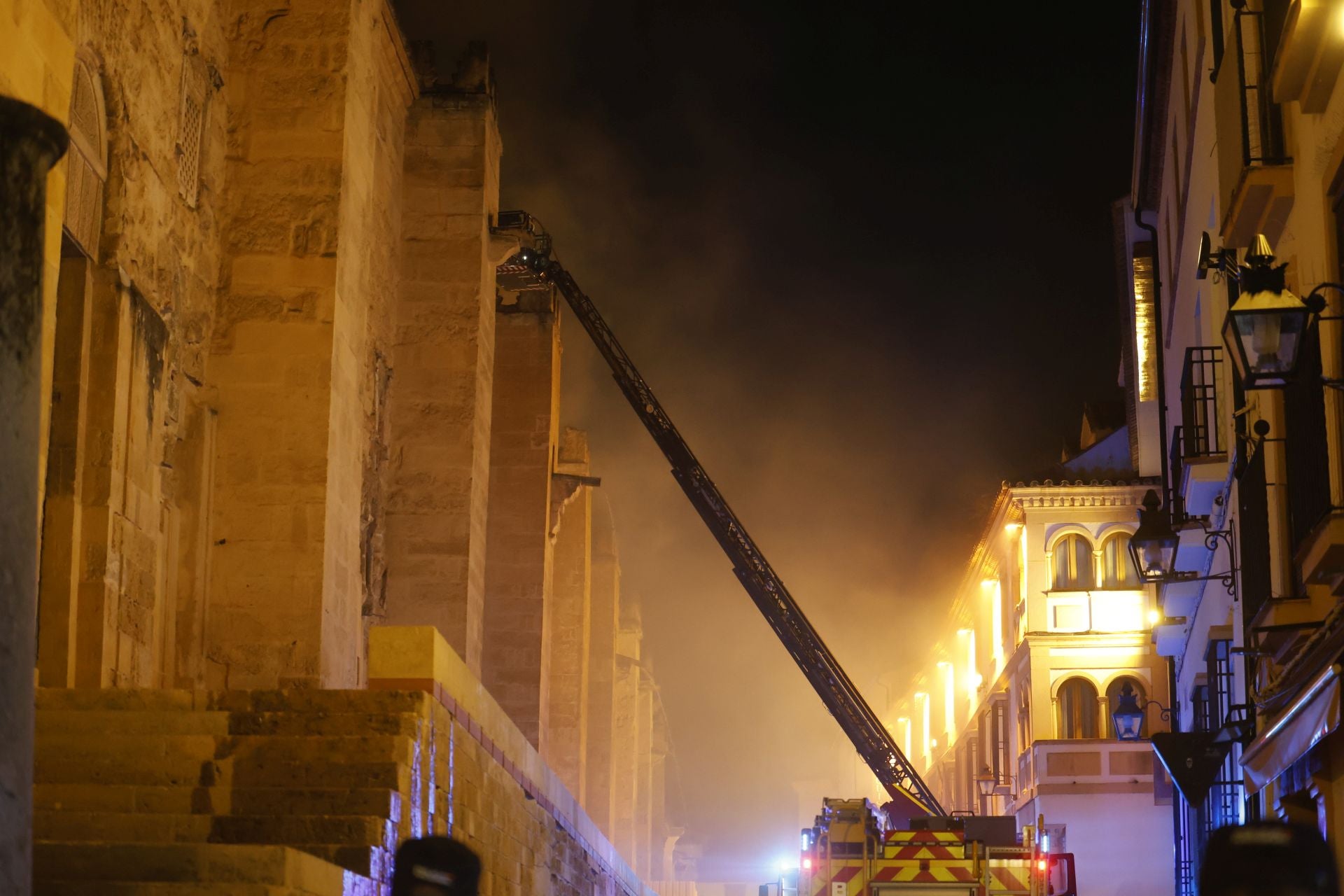 Las imágenes del inquietante incendio en la Mezquita de Córdoba
