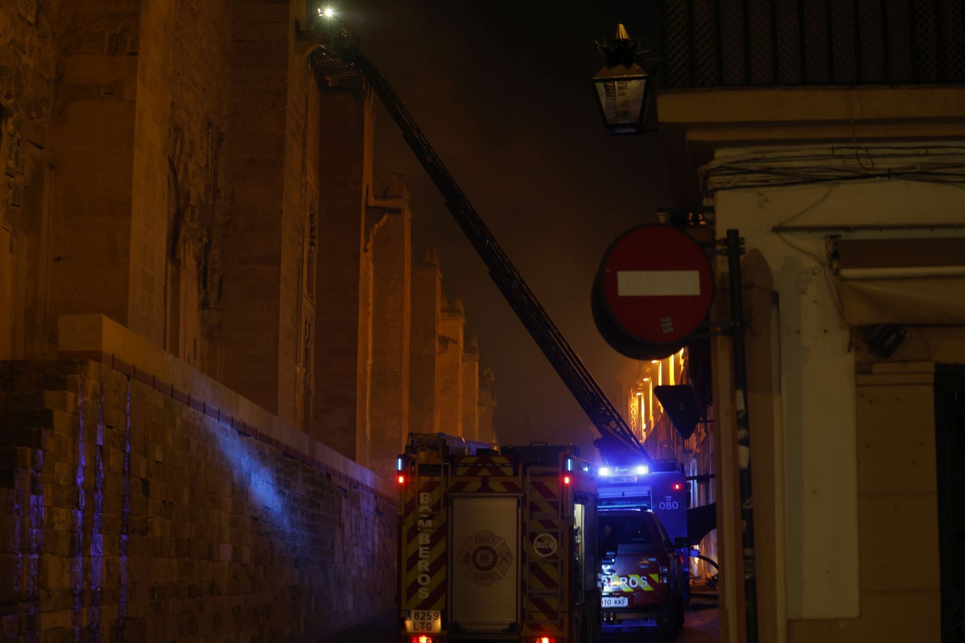Las imágenes del inquietante incendio en la Mezquita de Córdoba