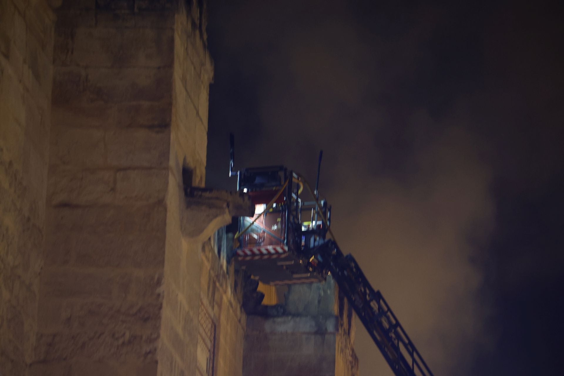 Las imágenes del inquietante incendio en la Mezquita de Córdoba