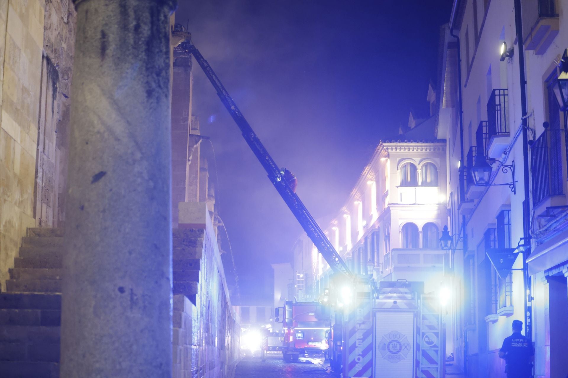 Las imágenes del inquietante incendio en la Mezquita de Córdoba