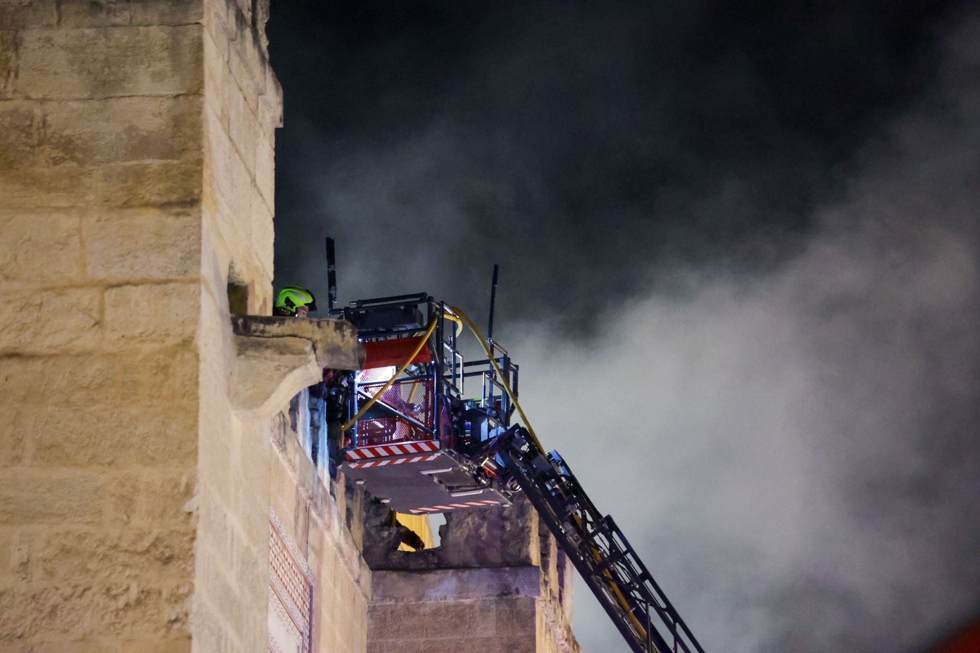 Las imágenes del inquietante incendio en la Mezquita de Córdoba