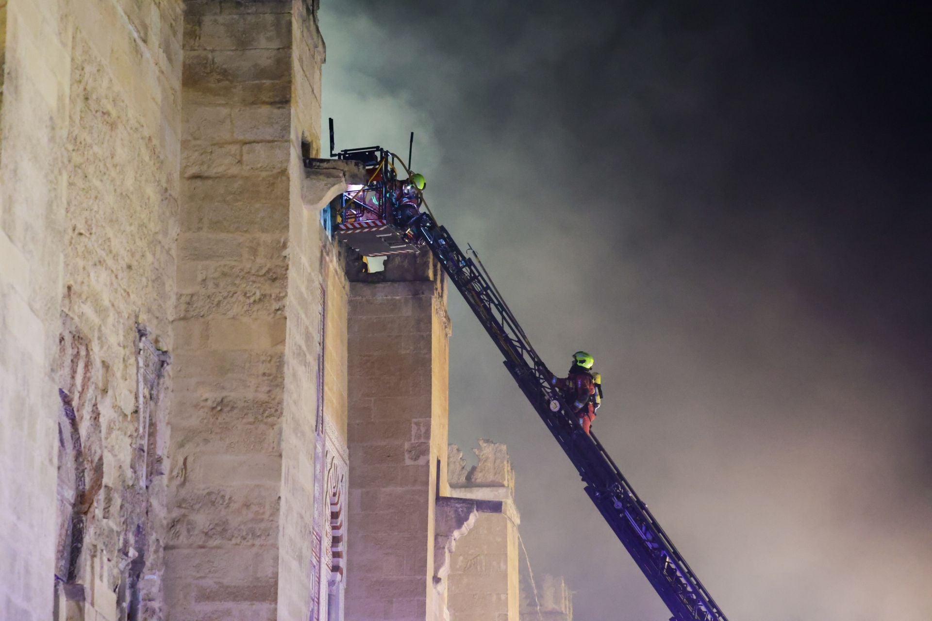 Las imágenes del inquietante incendio en la Mezquita de Córdoba