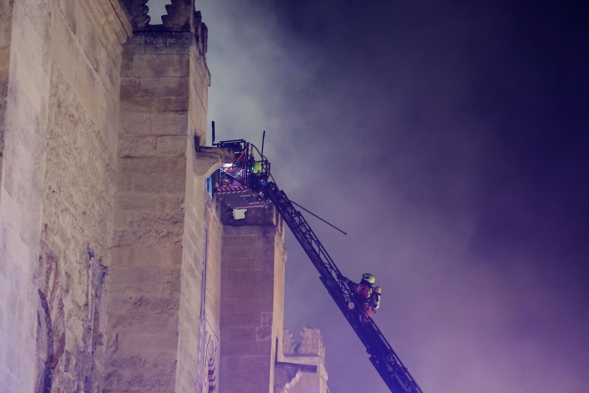 Las imágenes del inquietante incendio en la Mezquita de Córdoba
