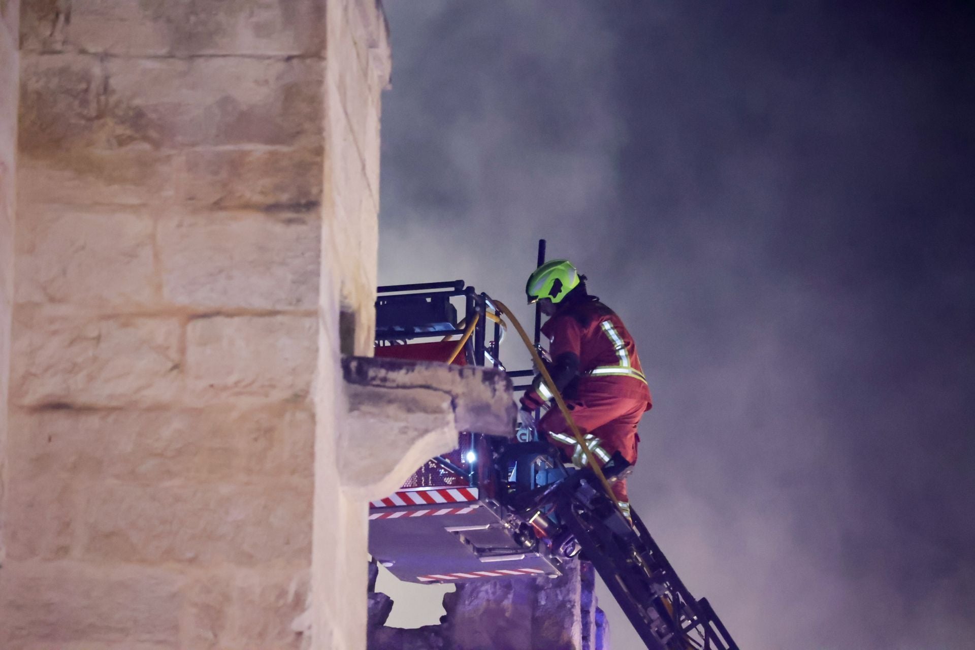 Las imágenes del inquietante incendio en la Mezquita de Córdoba