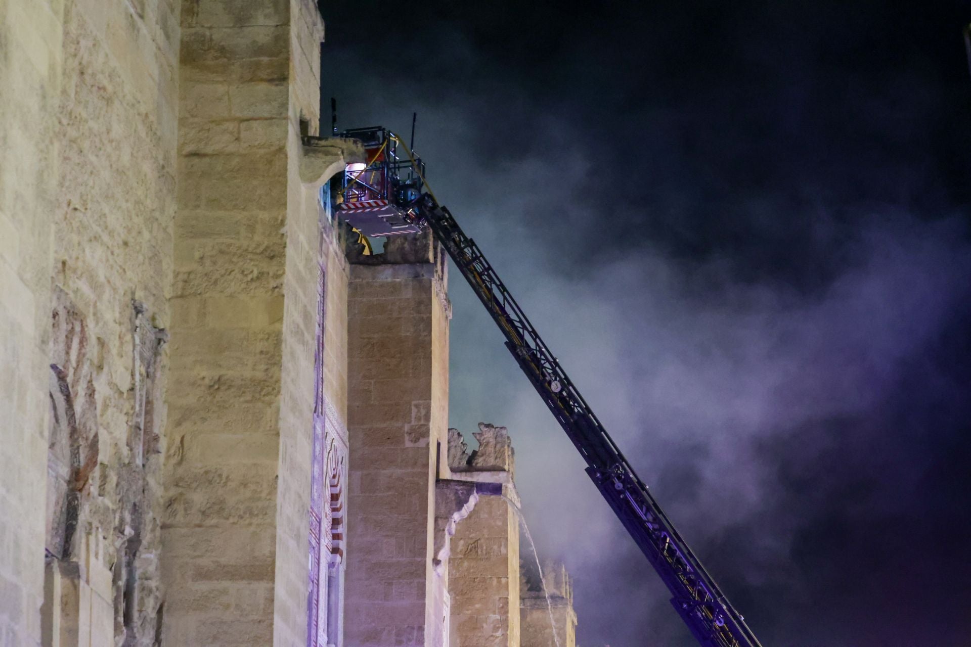 Las imágenes del inquietante incendio en la Mezquita de Córdoba