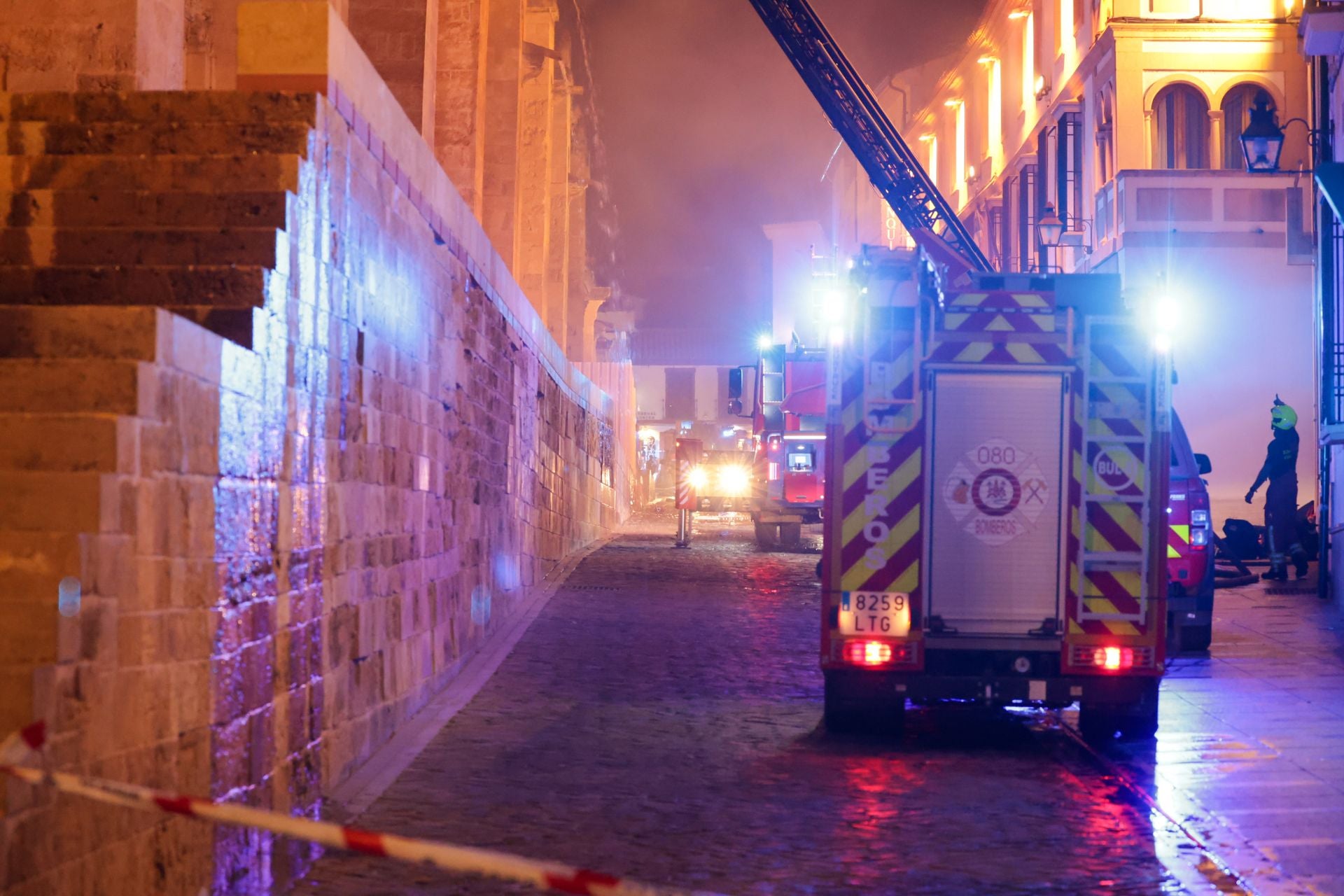 Las imágenes del inquietante incendio en la Mezquita de Córdoba