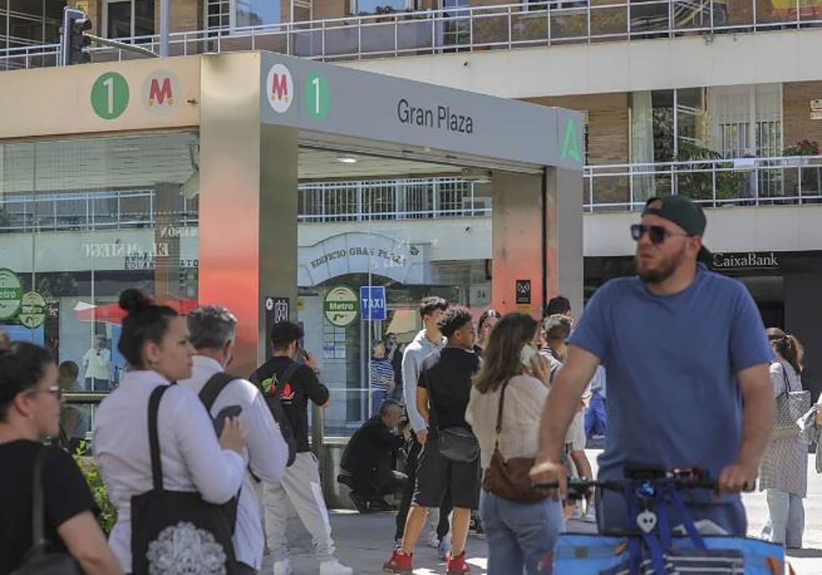 Usuarios en la estación de la línea 1 del metro de la Gran Plaza