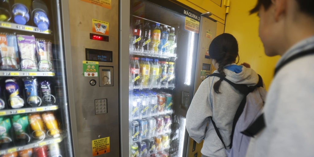 La Junta estudia prohibir las bebidas energéticas y vapeadores a menores de 18 años