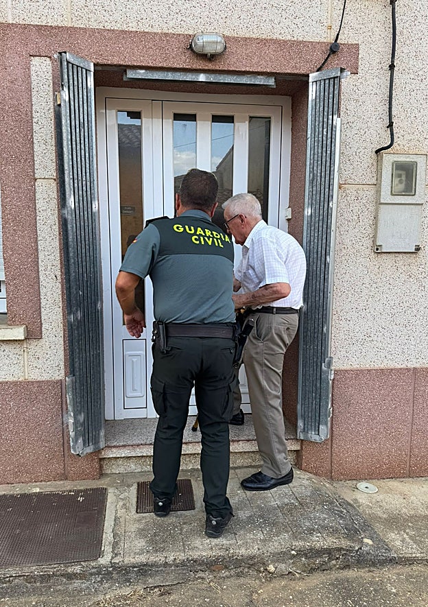 La Guardia Civil ayuda a cerrar la vivienda a uno de los desalojados