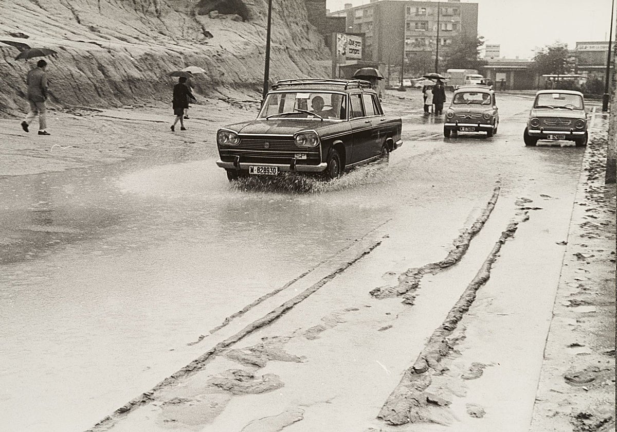 Un taxi y otros vehículos intentan atravesar una zona inundada por las lluvias en septiembre de 1972