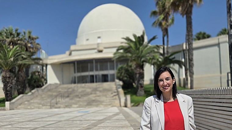 Imagen de la concejal de Cultura de Castellón, María España, junto al Planetario de la ciudad