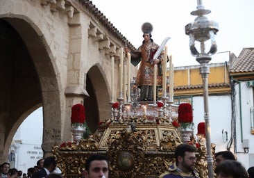 La procesión de San Lorenzo por su barrio, en imágenes