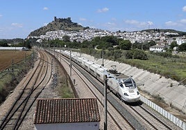 Nuevo episodio del caos ferroviario: ADIF logra retirar el tren parado en Almodóvar del Río que ha provocado retrasos de 40 minutos