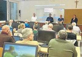 Más de 1.200 personas se reciclan para acabar con la brecha digital