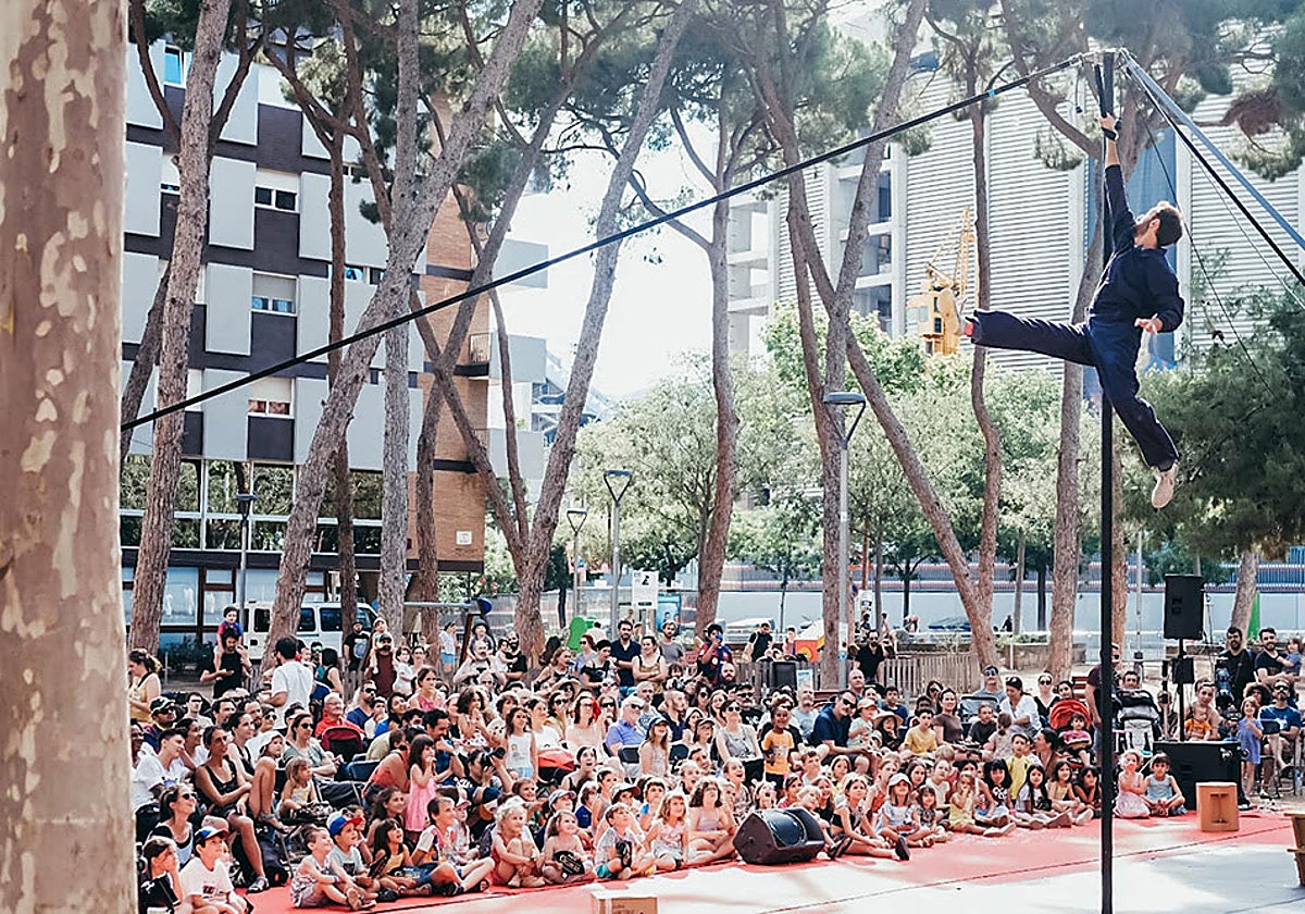 El espectáculo acrobático de Edu Manazas