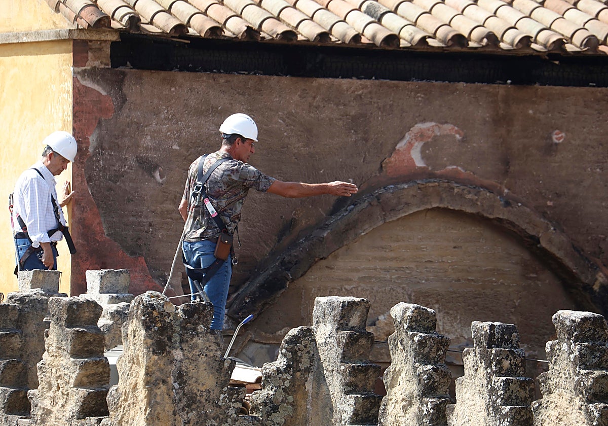 Uno de los arquitectos conservadores de la Mezquita (primero a la izquierda) supervisa las cubiertas del monumento
