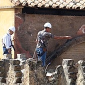 Uno de los arquitectos conservadores de la Mezquita (primero a la izquierda) supervisa las cubiertas del monumento