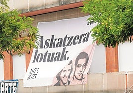 El verano tiñe el paisaje vasco de mensajes de apoyo a etarras