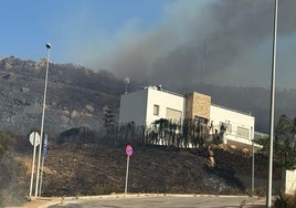 El Infoca salva Atlanterra del incendio pero no se podrá volver a urbanizaciones y hoteles hasta este martes