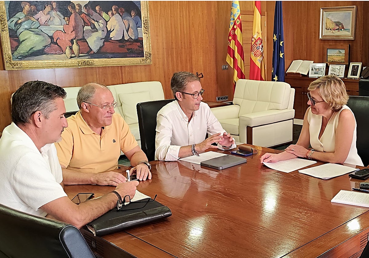 El secretario autonómico de Vivienda, Sebastián Fernández, junto con  la alcaldesa de Jávea, Rosa Cardona, y los concejales de Patrimonio, Fatima Jarjor; de Urbanismo y Obras, Pere Joan Sapena; y Vivienda, Juan Luís Cardona