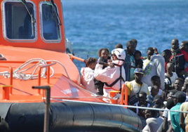 Canarias confía en que los traslados de menores migrantes sean semanales: «No hay un calendario»