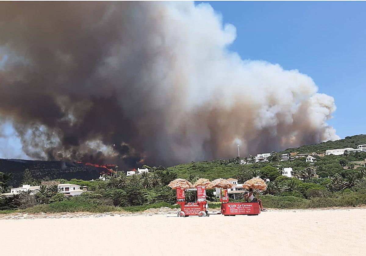 Un nuevo incendio forestal pone en jaque a Tarifa