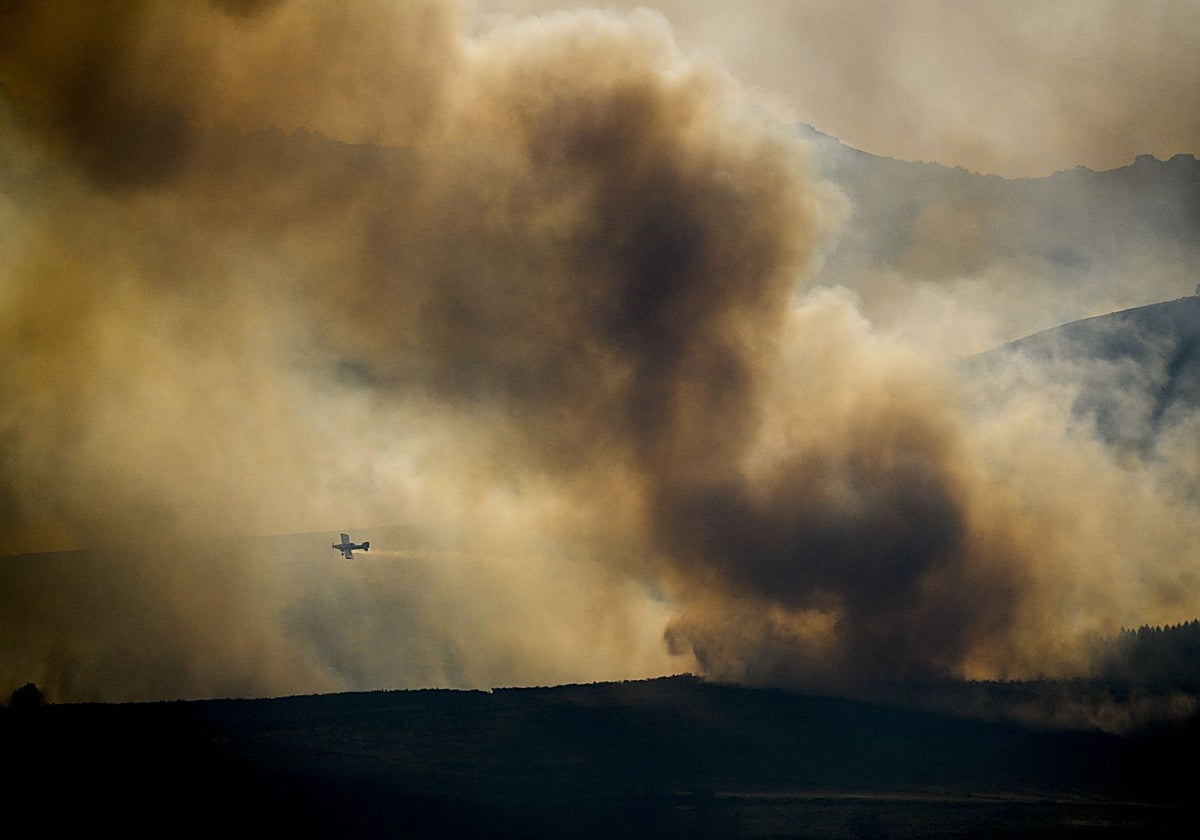 Vistas de las columnas de humo procedentes del fuego de Maceda