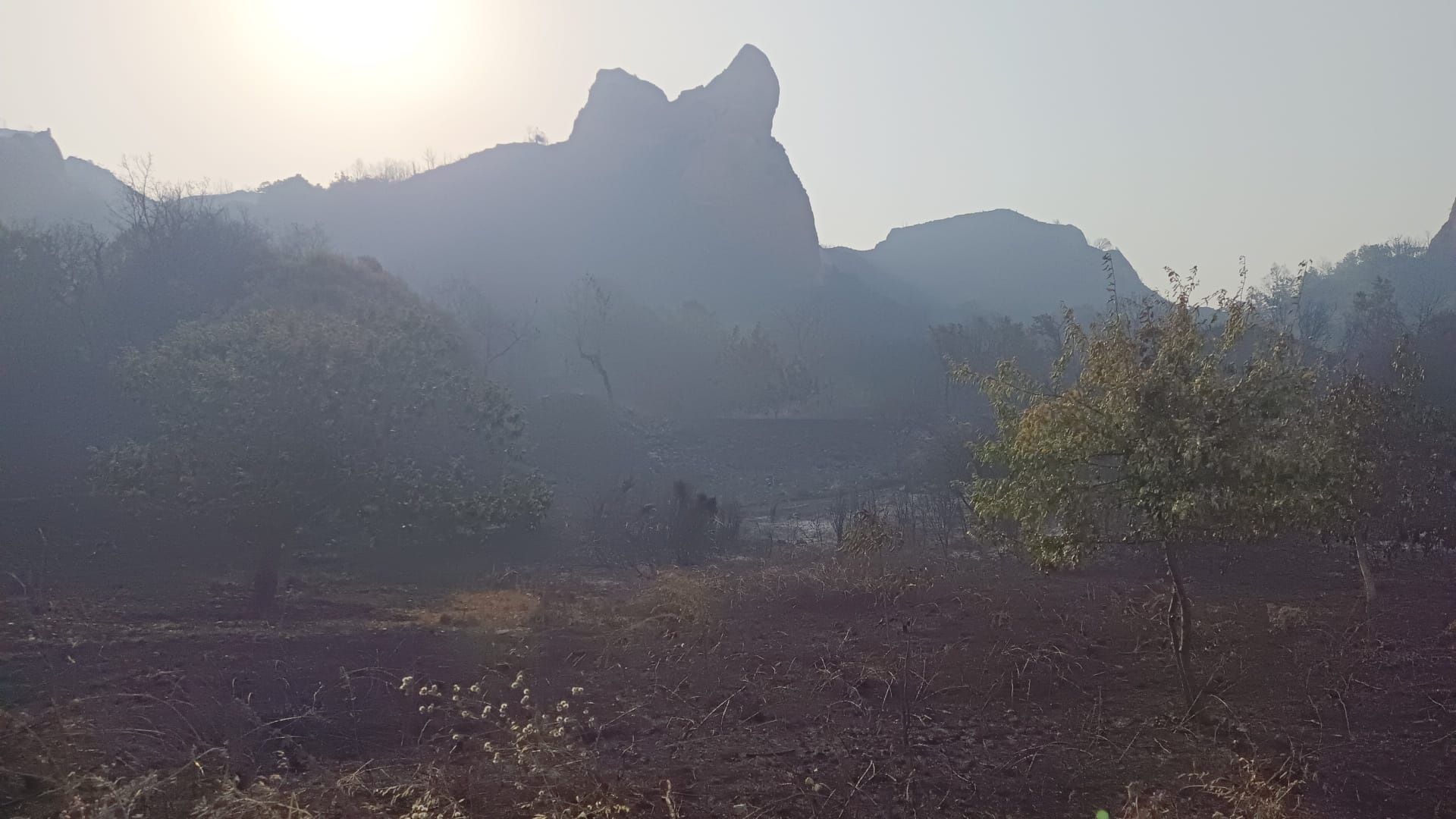 El fuego tiñe de negro Las Médulas: las impactantes imágenes de la tragedia