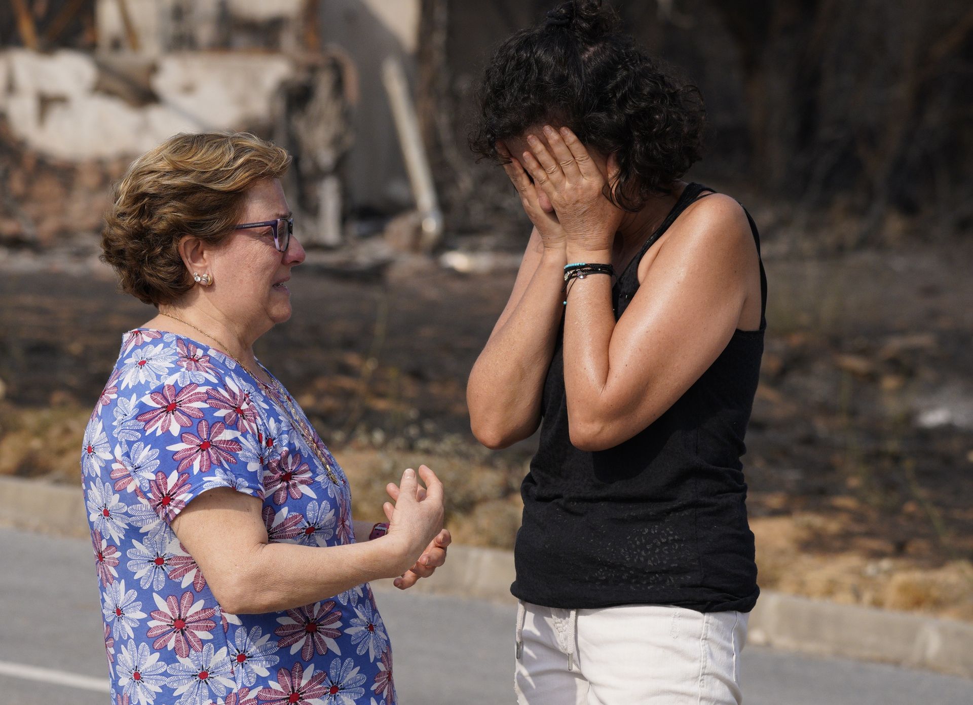 El fuego tiñe de negro Las Médulas: las impactantes imágenes de la tragedia