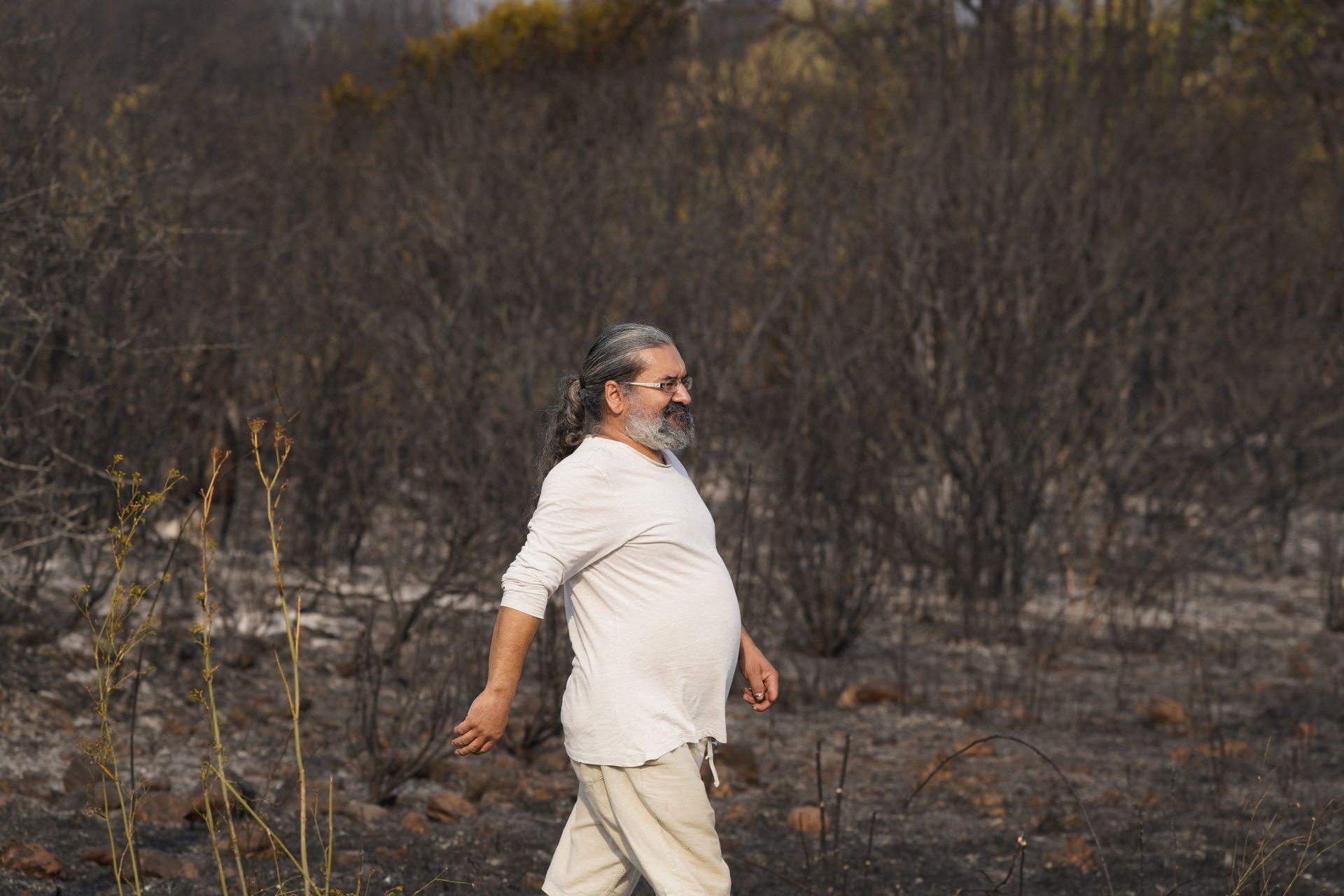 El fuego tiñe de negro Las Médulas: las impactantes imágenes de la tragedia