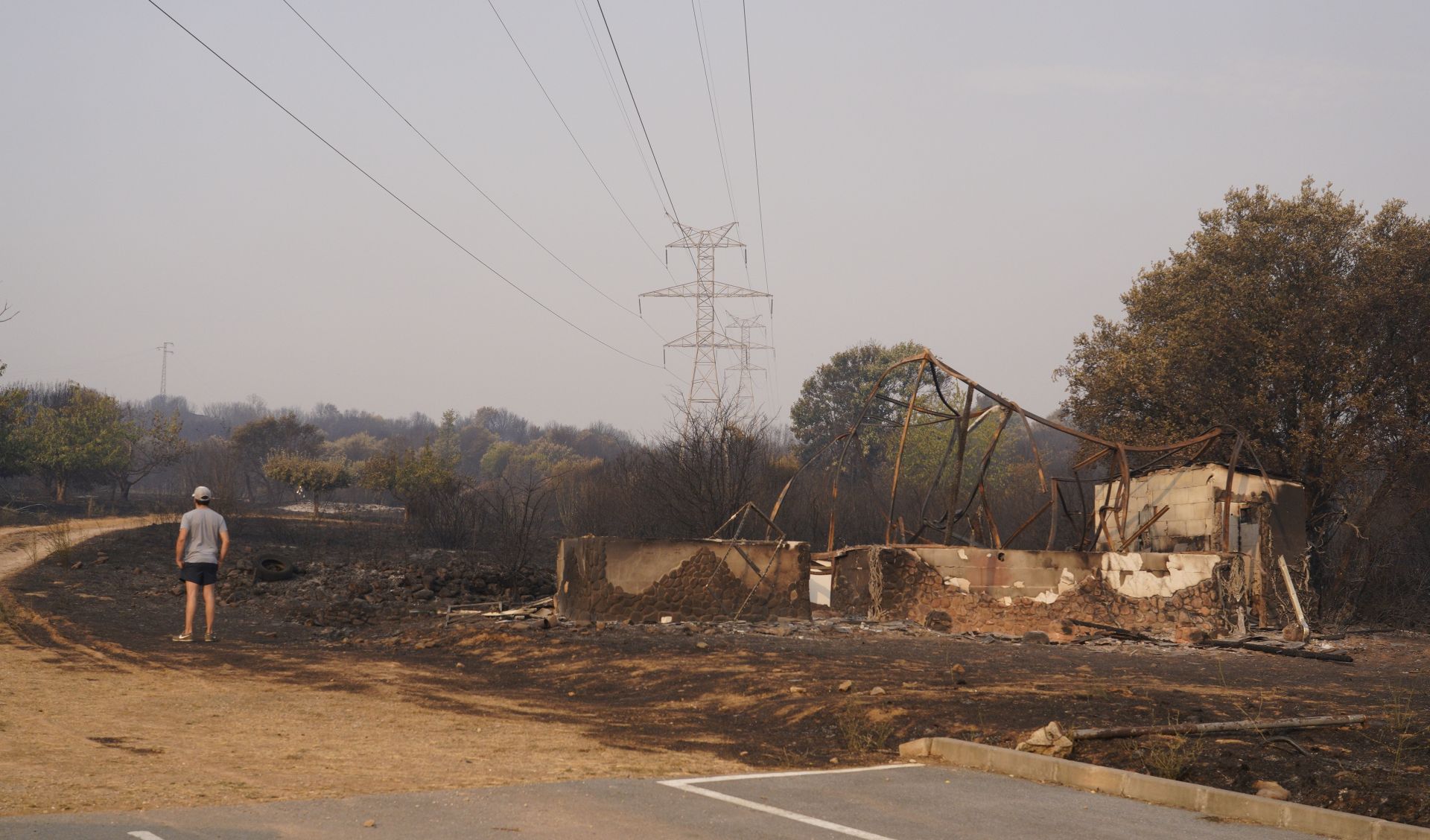 El fuego tiñe de negro Las Médulas: las impactantes imágenes de la tragedia