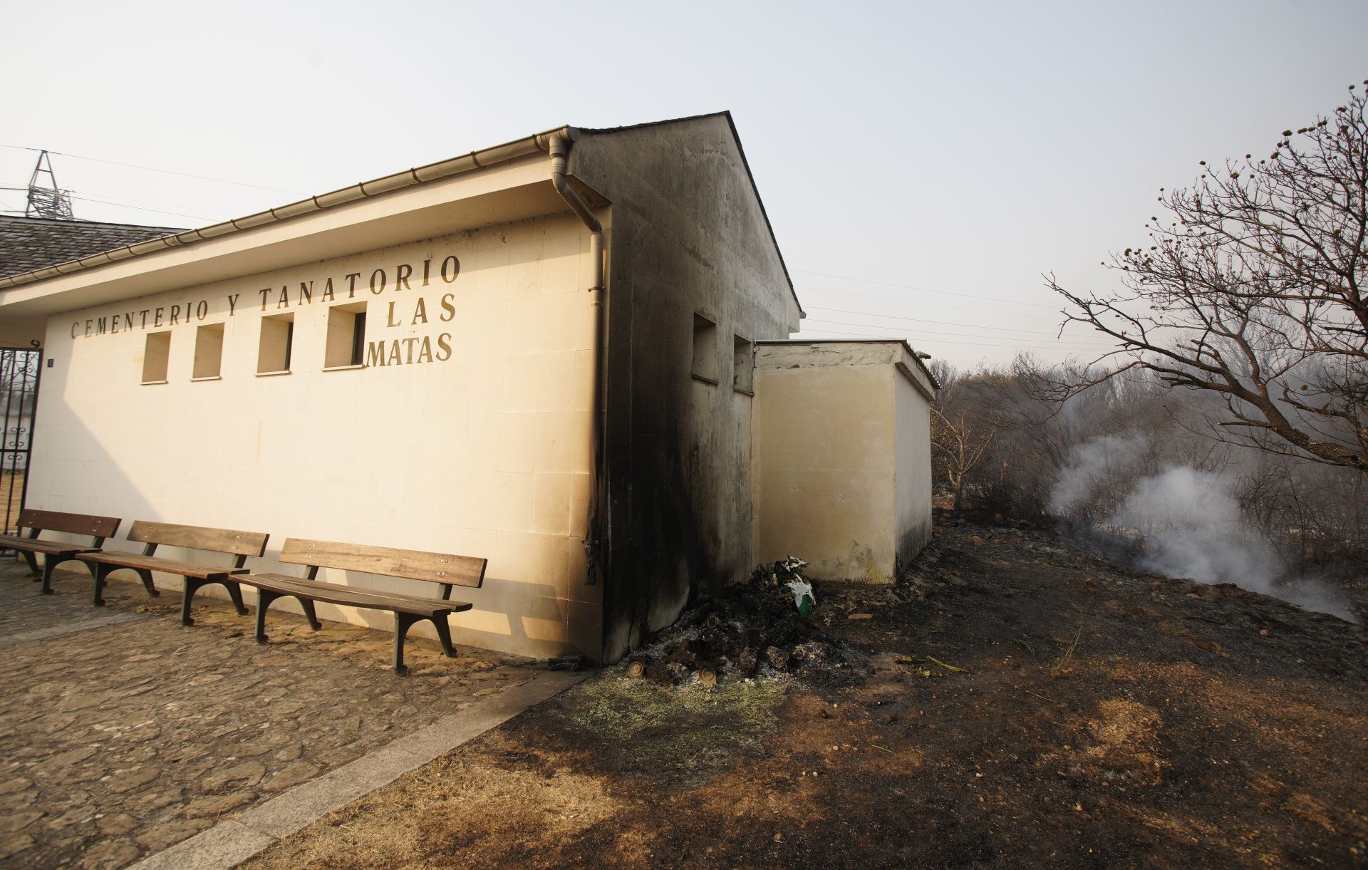 El fuego tiñe de negro Las Médulas: las impactantes imágenes de la tragedia