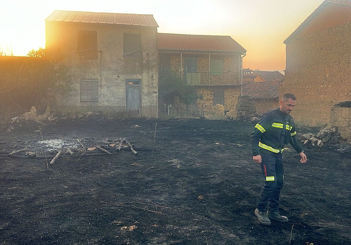 El incendio forestal de Molezuelas de la Carballeda (Zamora), que ha obligado a desalojar a unas 800 personas de cuatro pueblos zamoranos, permite su vuelta a casa gracias a la actuación de cuadrillas nocturnas