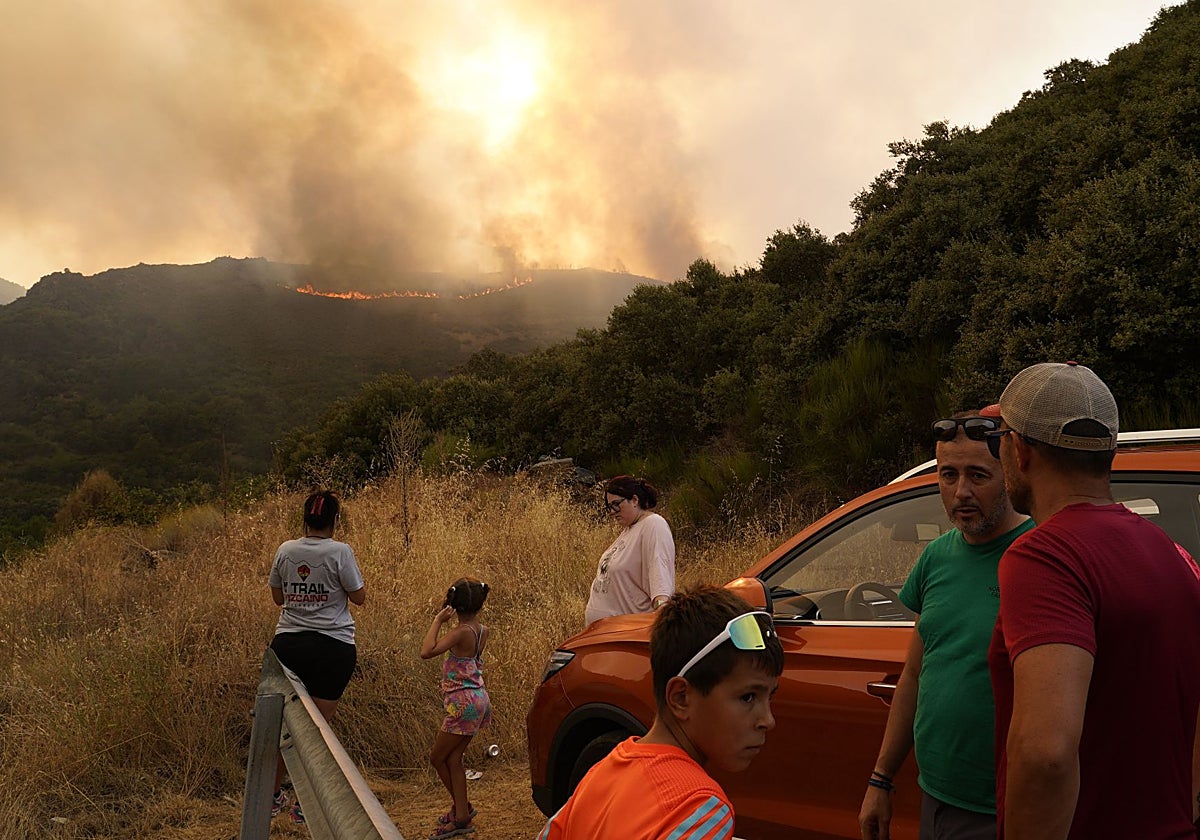 Vecinos observan el fuego que afecta a Paradiña, en la provincia de León