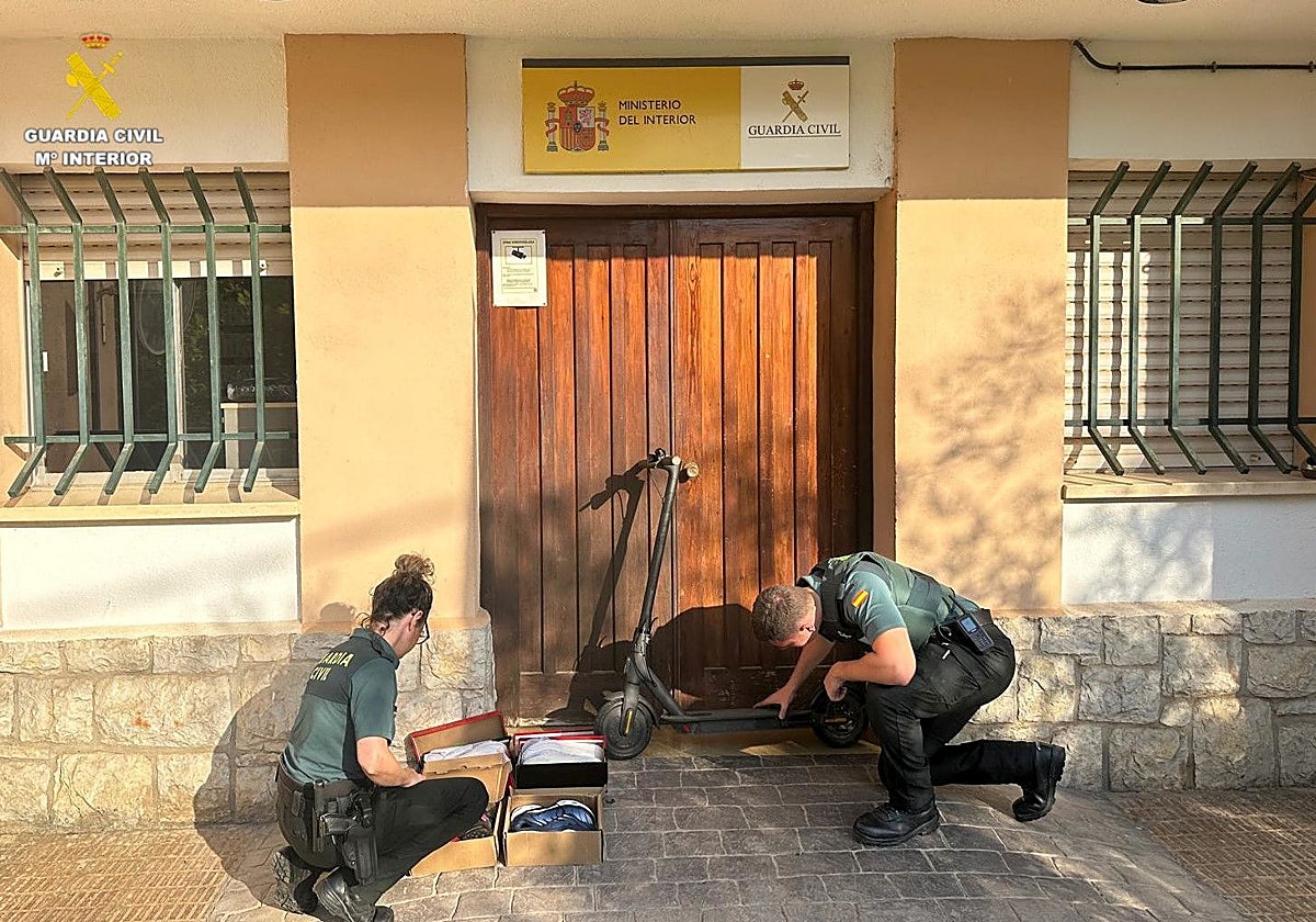Imagen de agentes de la Guardia Civil con varios de los objetos robados en Alcalá de Xivert