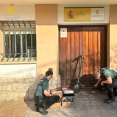 Imagen de agentes de la Guardia Civil con varios de los objetos robados en Alcalá de Xivert