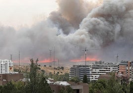 Madrid declara la situación operativa 2 ante un incendio desatado en Tres Cantos, que ha obligado a desalojar dos urbanizaciones y un polideportivo