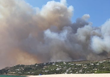 Desalojan a 2.000 personas por el incendio de Zahara: «Salid por la playa, la carretera está colapsada»